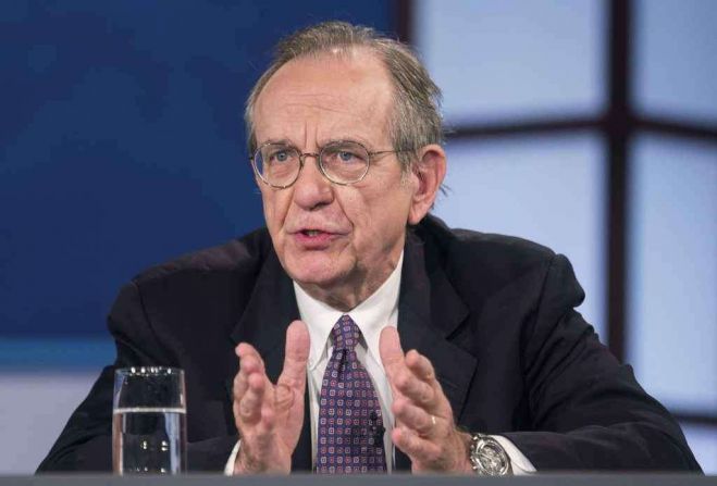 Pensioni, Padoan: lavoriamo ad uscite flessibili a partire dai 62 anni. Ma si dir&agrave; addio alla tredicesima