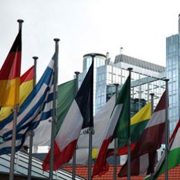 Stranieri extracomunitari, assegni familiari anche per i figli all'estero