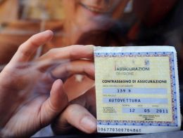Assicurazioni Auto, Stop al tagliando da esporre sul parabrezza