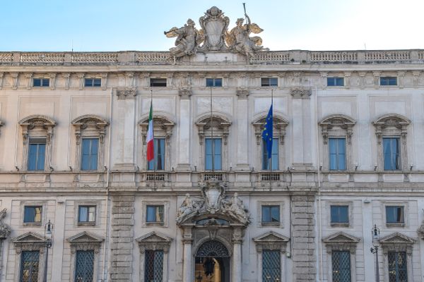 Assegno sociale, Resta il requisito della carta di soggiorno per gli extracomunitari