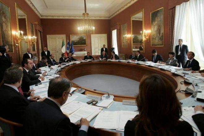 Decreto Enti Locali, Patto di stabilità piu&#039; soft. Stop all&#039;aumento della benzina