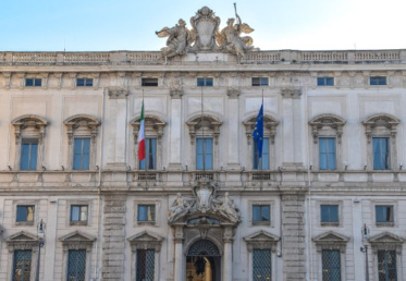 Assegno sociale, Resta il requisito della carta di soggiorno per gli extracomunitari